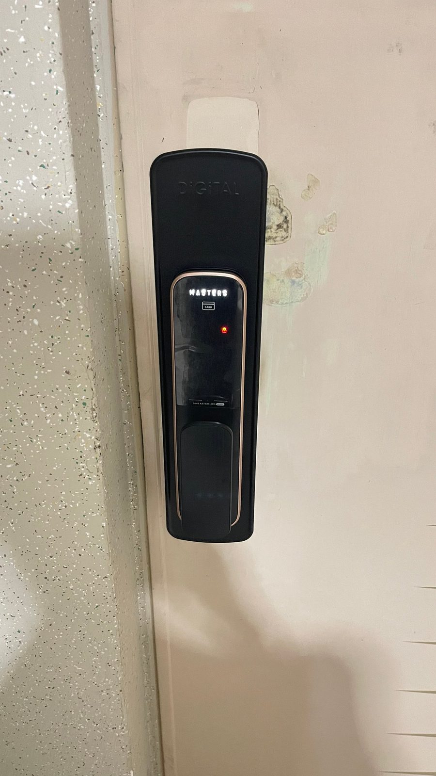 현관문에 설치된 디지털 도어락